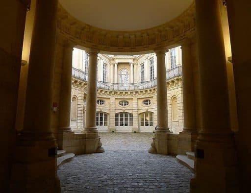 Hôtel de Beauvais – So what do you get in France for raping a minor?