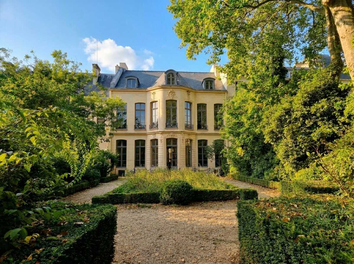 הגן של אוטל דה פונטניי (Hôtel de Fontenay) שבו ניתן לבקר כשמבקרים בגנים של אוטל דה סוביז. צילום: צבי חזנוב