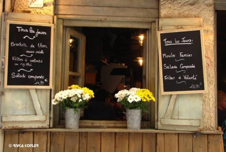מסעדה ברחוב מונייר בעיר ליון. צילמה רבקה קופלר.