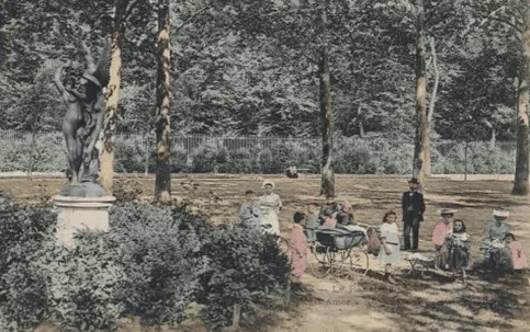 גן ראנלאג ב-1900 כשהפסל אהבה בת חלוף בצד שמאל, באדיבות האתר לאר נוּבוֹ