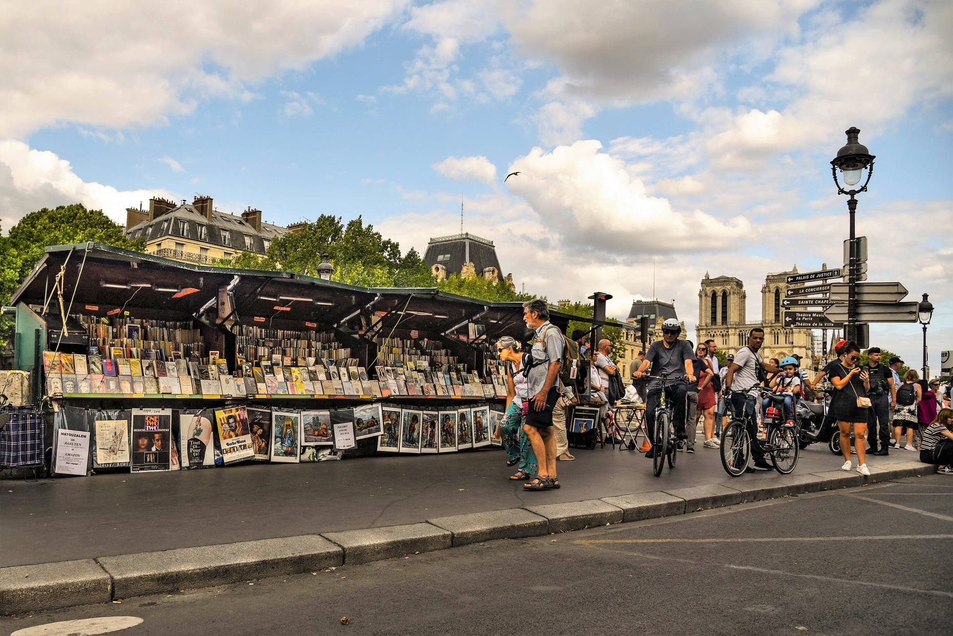דוכני הבוקניסטים לא הרחק מהנוטרדאם. צילום: יואל תמנליס