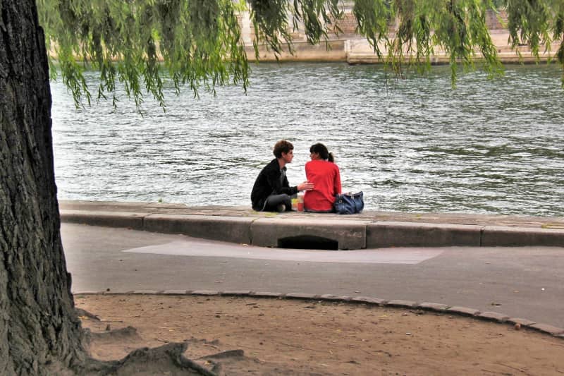 A loving couple on the banks of the Seine