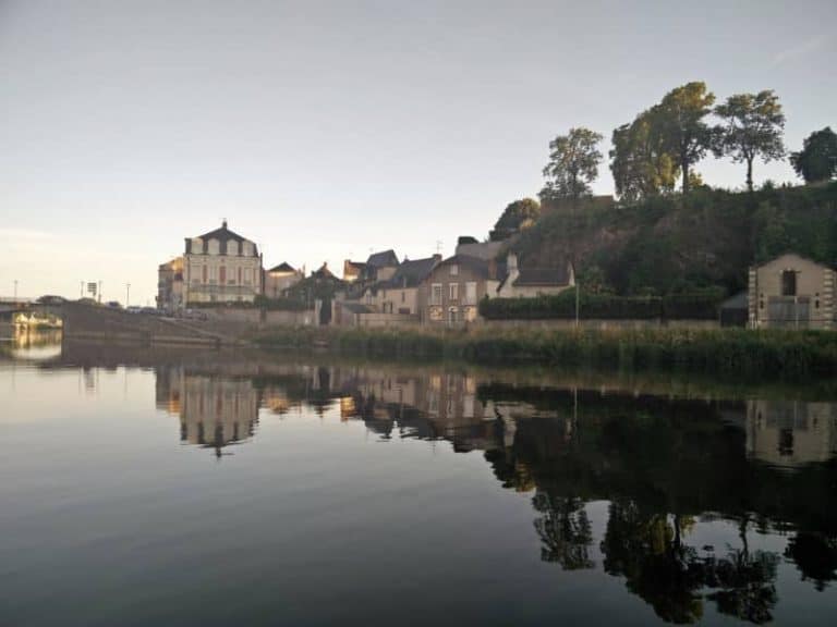 הנוף הנשקף בזמן השיט בתעלות חבל אנז'ו.