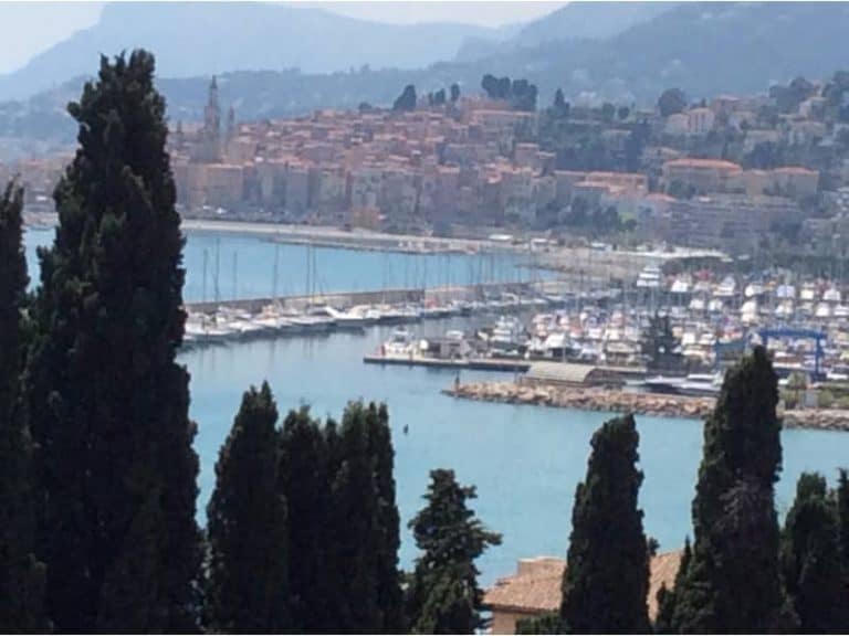 מאנטון, מחלונות מסעדת מיראזור, ביום מעט ערפילי