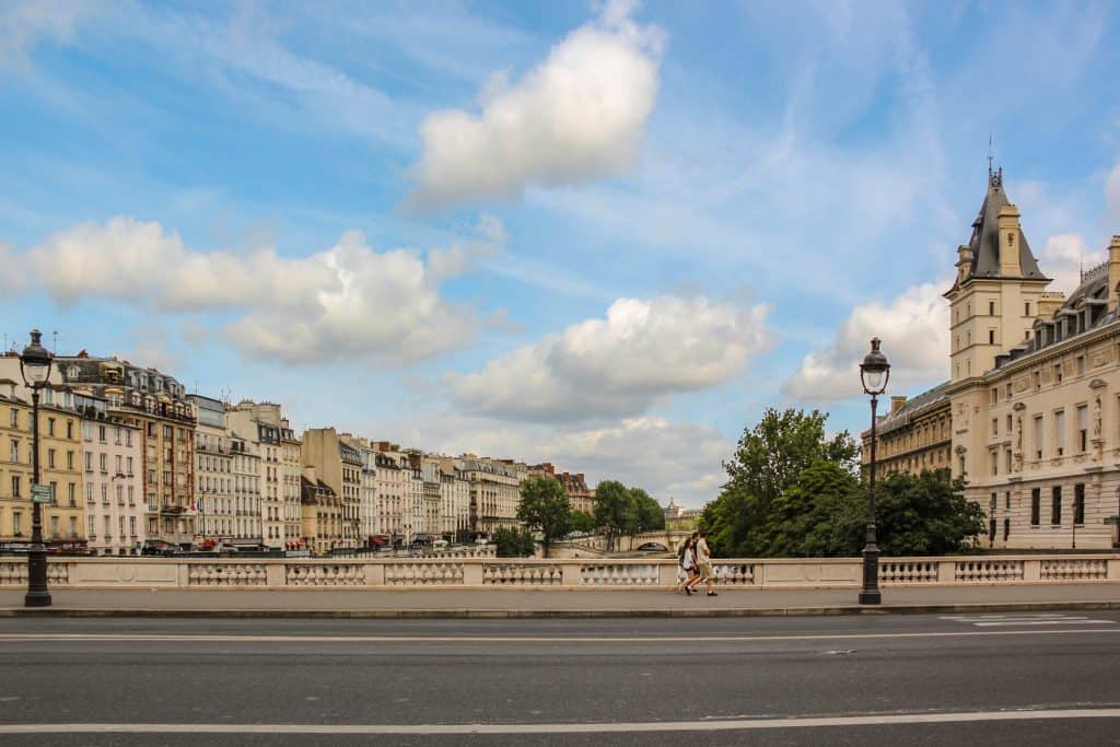 Saint-Michel Bridge. Photographed by: Yoel Tamanlis