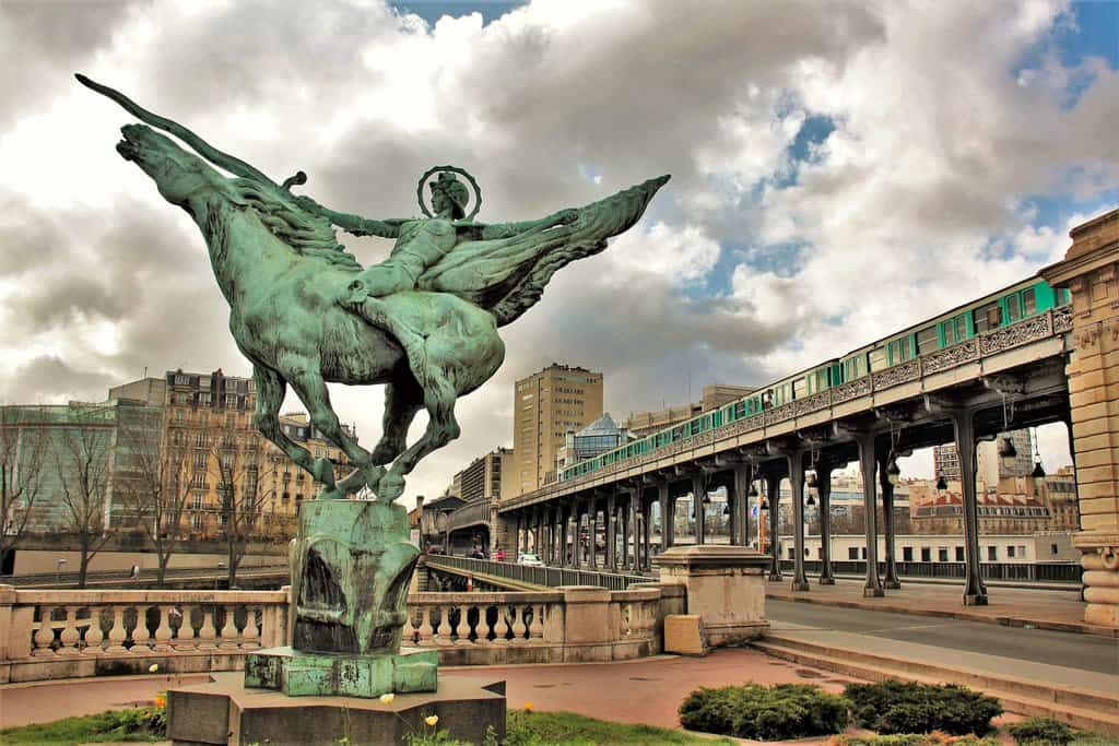 Pont de Bir-Hakeim. Photo by Yoel Thamanlis