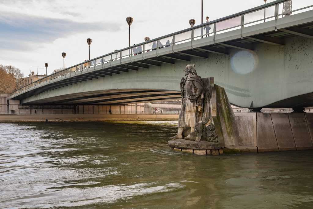 Pont de l'Alma. Photo by Yoel Thamanlis