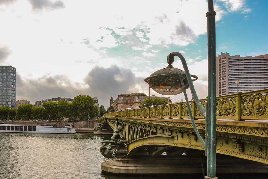 Pont Mirabeau. Photo by Yoel Thamanlis