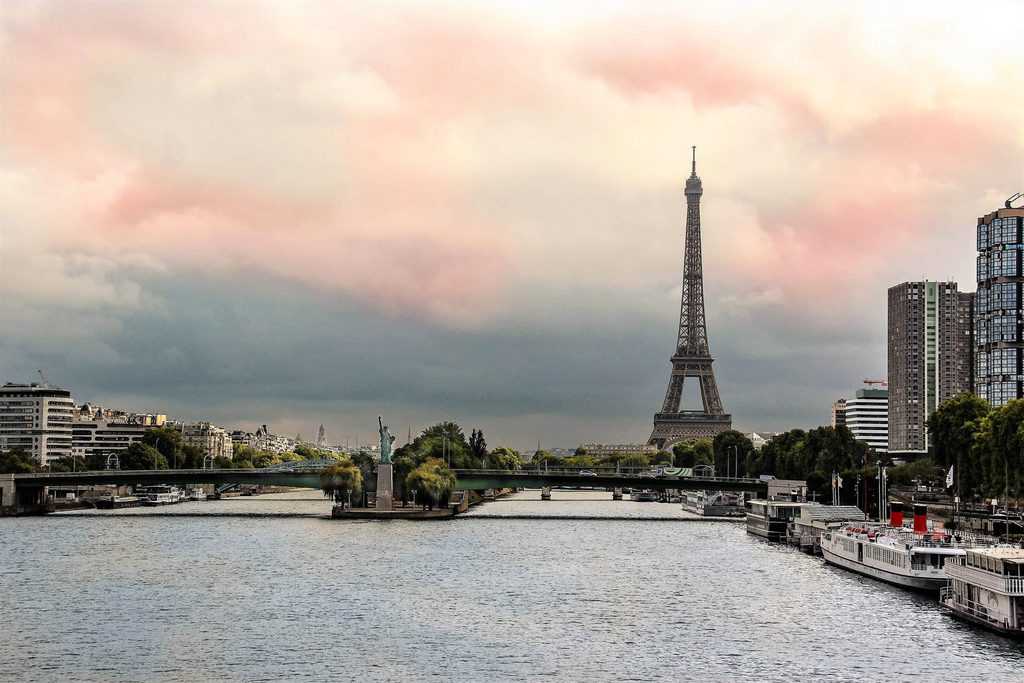 Pont de Grenelle. Photo by Yoel Thamanlis