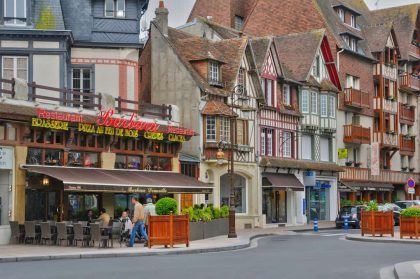 דוביל (Deauville) וטרוביל (Trouville) צמד חמד