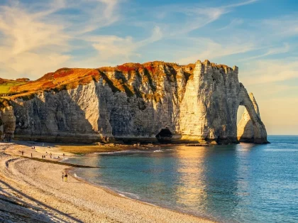 אטרטה (Étretat) – חוף של מסתורין וקסם