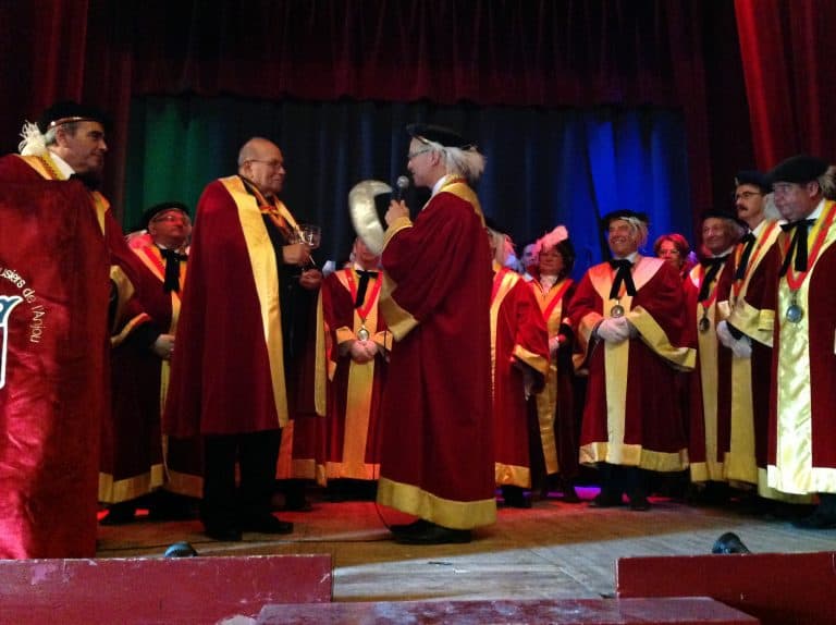 דואה-לה-פונטן ואבירי החֵך העדין של יינות אנז'וּ מאת יואל שר