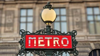 רכבת מטרו פריזאית בתחנה, מייצגת את התחבורה הציבורית בעיר