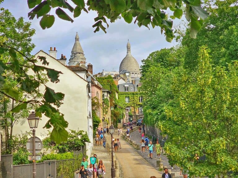 רובע מונמארטר: מסלולי טיול, המולן רוז’ וטיפים למטייל