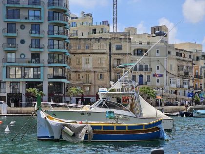 תחבורה ציבורית במלטה: אוטובוסים, מוניות וקטנועים חשמליים