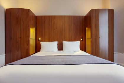 מבט למלון הולידיי אין בסטיליה (Holiday Inn Bastille) סמוך לכיכר הבסטיליה