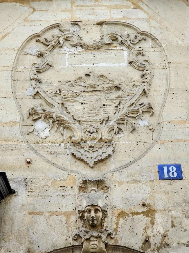 התבליט ב Rue des Canettes 18. צילום צבי חזנוב