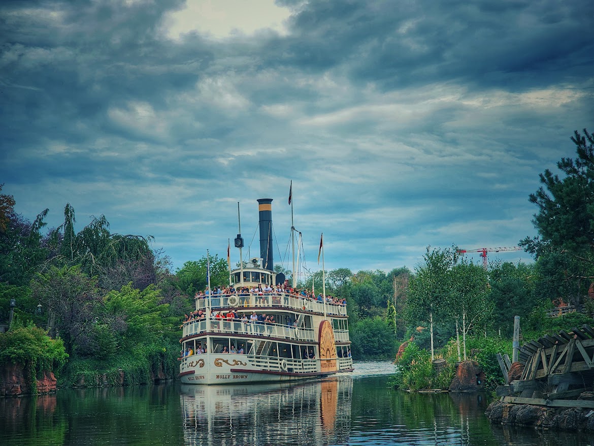 סירת הנהר בדיסנילנד פריז. צילום: צבי חזנוב