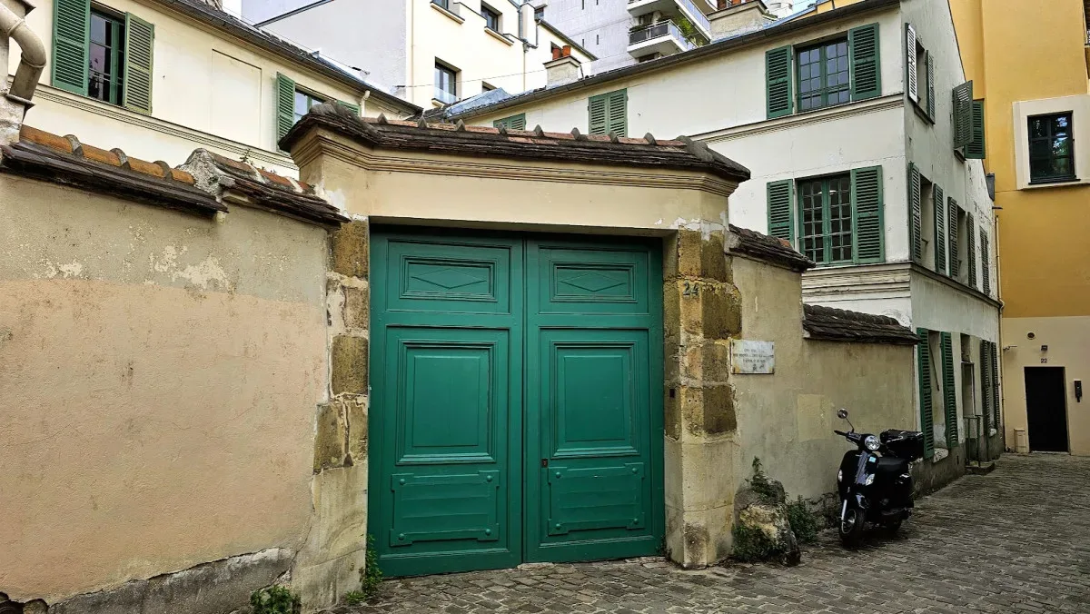 הבית ב Rue Breton 24 שעל קירו נמצא השלט ההיסטורי. צילום: צבי חזנוב