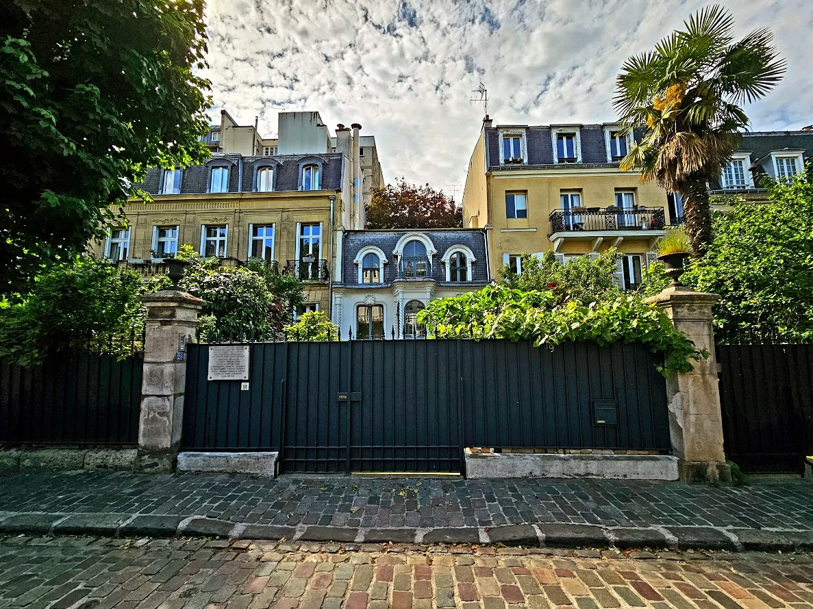 כמה מהבתים הקסומים של Cité des Fleurs. צילום: צבי חזנוב