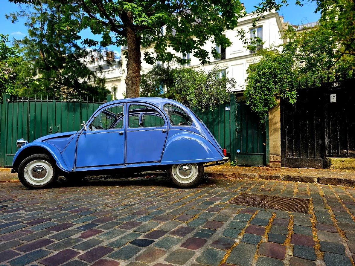 סיטרואן 2CV חונה לה ב Cité des Fleurs. צילום: צבי חזנוב