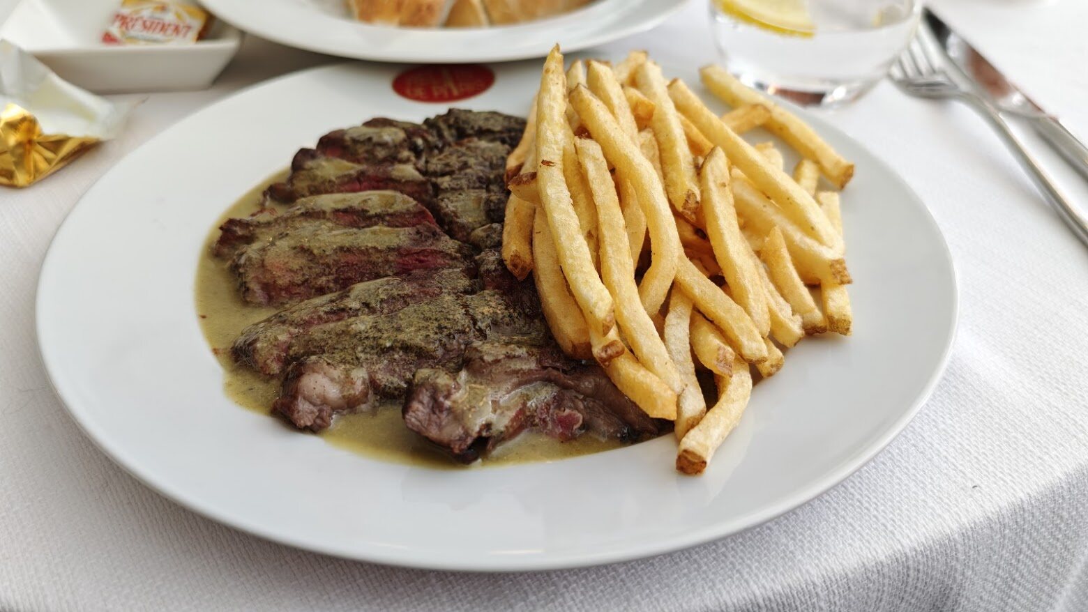 האנטריקוט של Relais de Paris. צילום צבי חזנוב