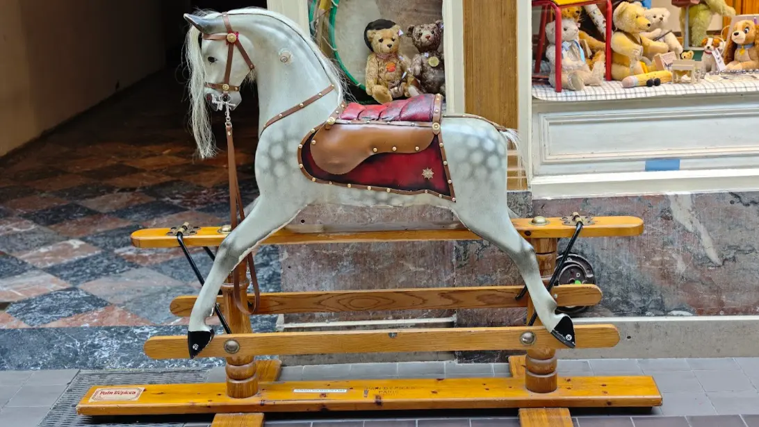 סוס עץ בפסאז' ז'ופרואה. צילום: צבי חזנוב