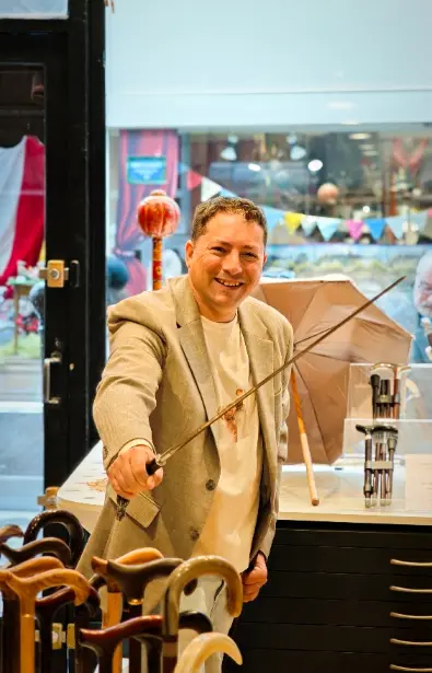 הפרנקופיל מחזיק חרב שמוסתרת בתוך מקל הליכה של Fayet. צילמה: חנה מ Look Think Love