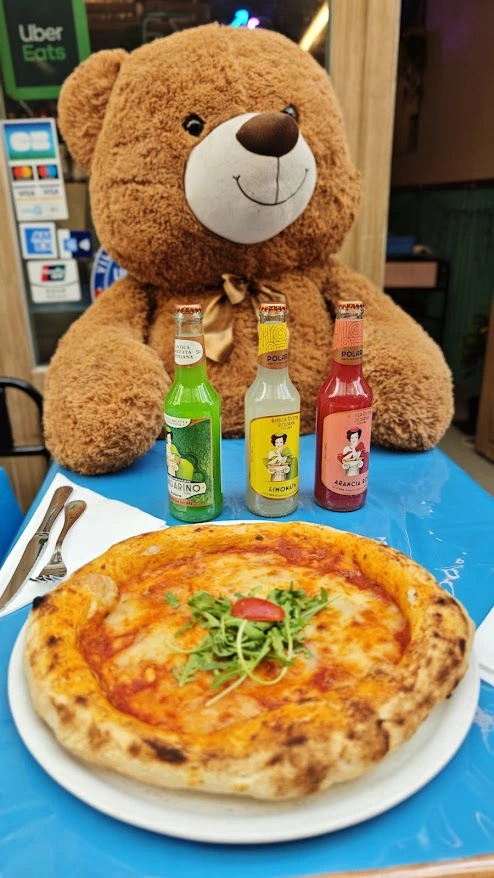 דובי אוכל פיצה בפסאז' פנורמה. צילום: צבי חזנוב