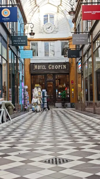 פתח חימום תת רצפתי בספאז' ז'ופרואה. צילום: צבי חזנוב