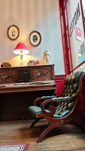 הלובי במלון שופן. צילום: צבי חזנוב