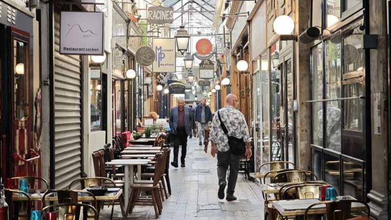 פסאז' דה פנורמה: מסע בזמן אל לבו הפועם של התיאטרון, השוקולד והסקנדלים של פריז. צילום: צבי חזנוב