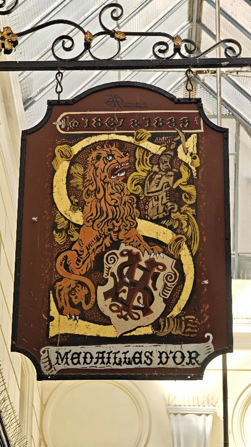 השלט של שטרן בפסאז' דה פנורמה. צילום: צבי חזנוב