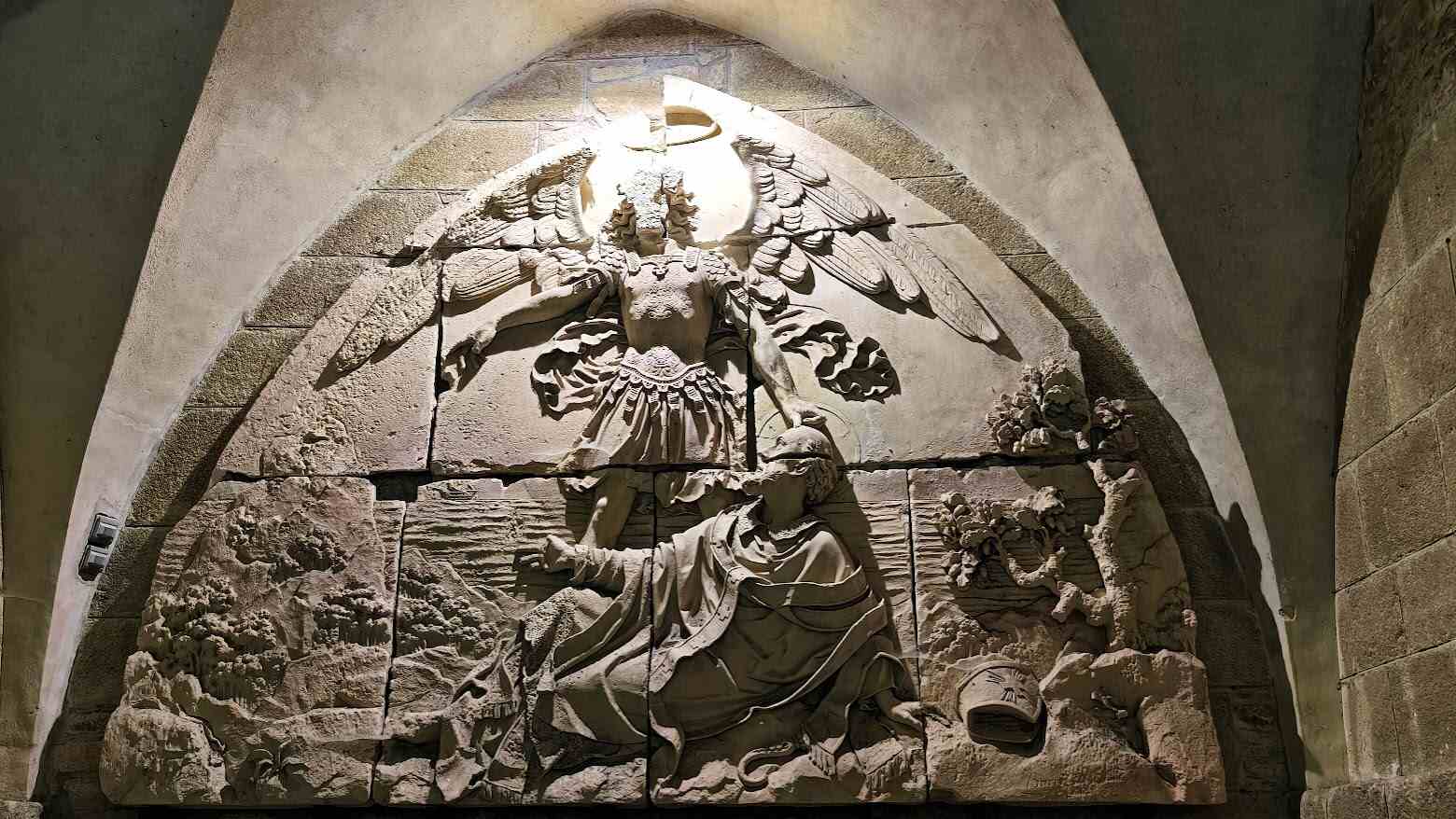 המלאך מיכאל הקדוש בא לבישוף אובר בחלום. אם לא קראתם את הפרק על ההיסטוריה של מון סן מישל, התבליט הזה לא היה אומר לכם כלום וחבל. צילום: צבי חזנוב