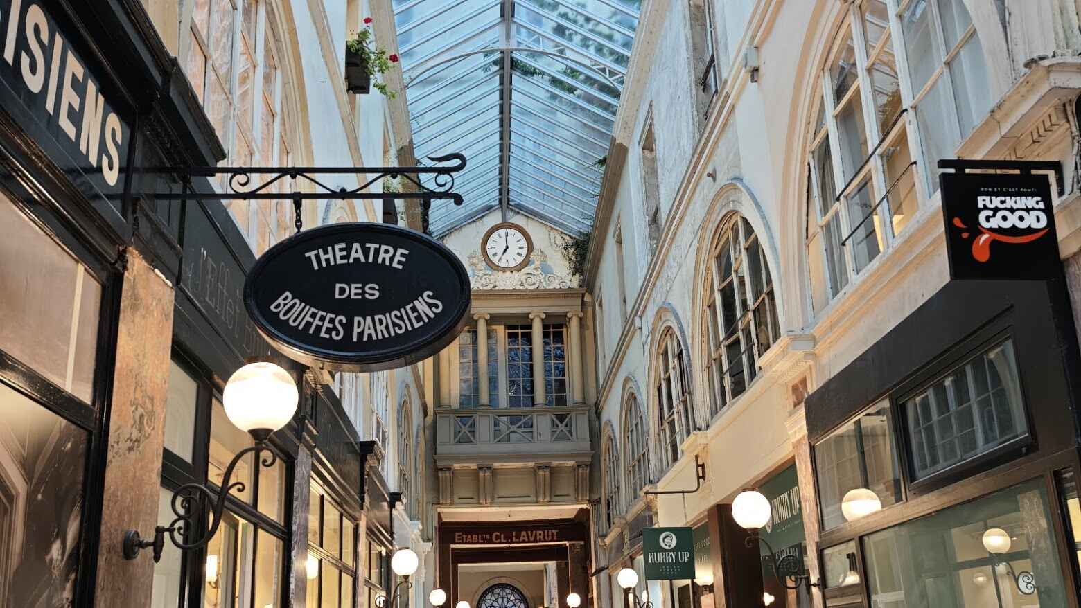 שלט תיאטרון ה Buffes Parisien. צולם על ידי צבי חזנוב