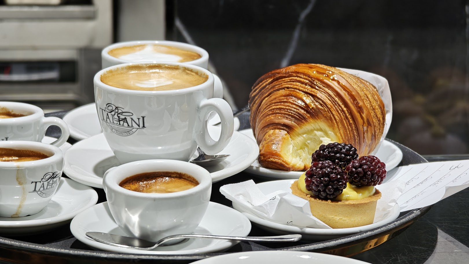 קפה ומאפה ב Taliani. צילום: צבי חזנוב