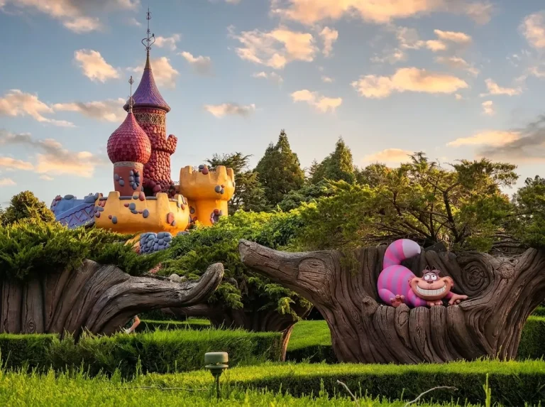 The Cheshire Cat and the Queen of Hearts’ castle in the Alice in Wonderland maze at Disneyland Paris