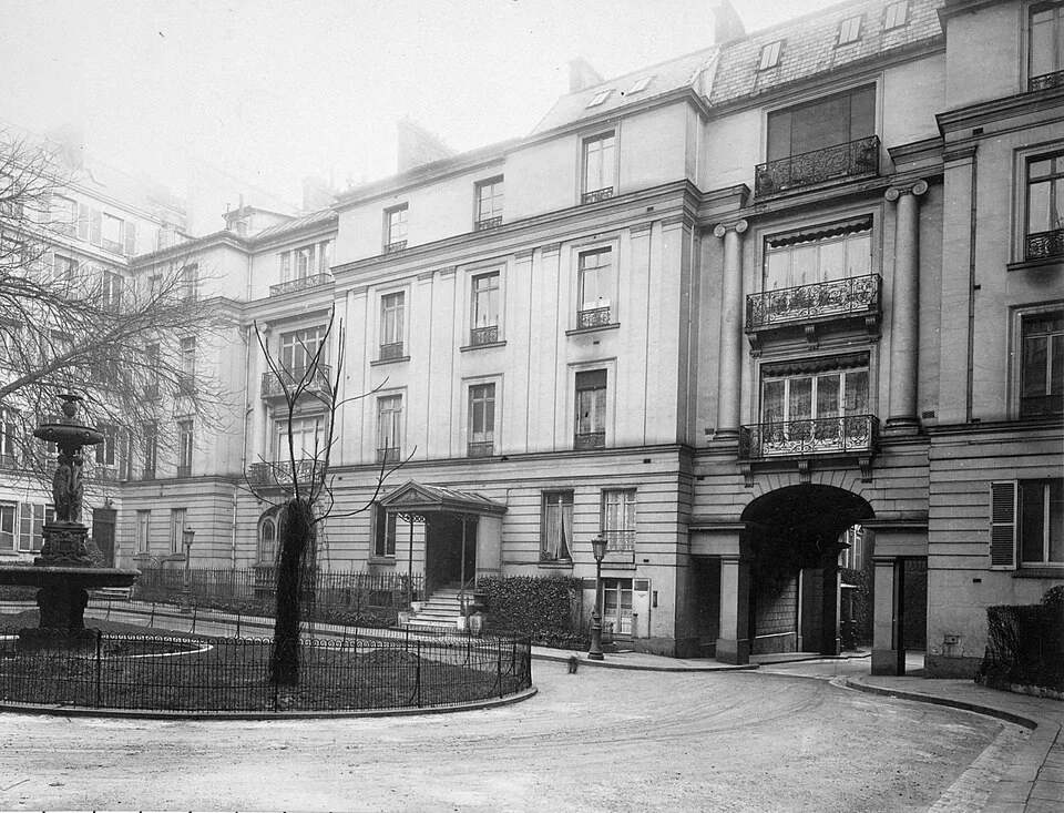 החזית והחצר של square d'Orléans ב-80 rue Taitbout. התמונה נמצאת בנחלת הכלל