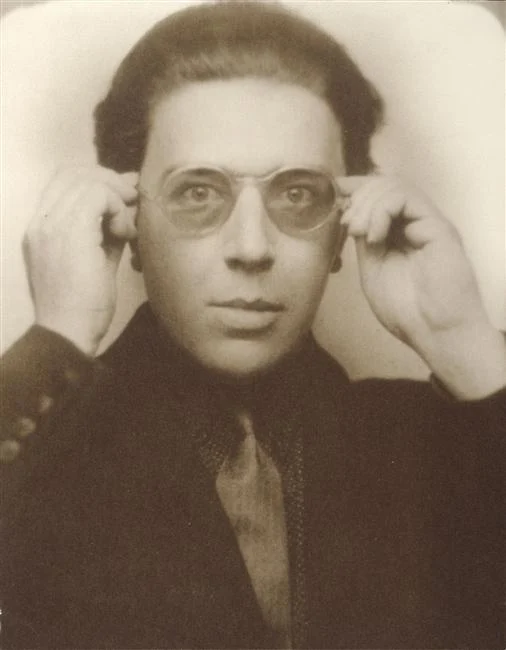 אנדרה ברטון ב-1924, השנה שבה פרסם את המניפסט הסוריאליסטי. התמונה נמצאת בנחלת הכלל