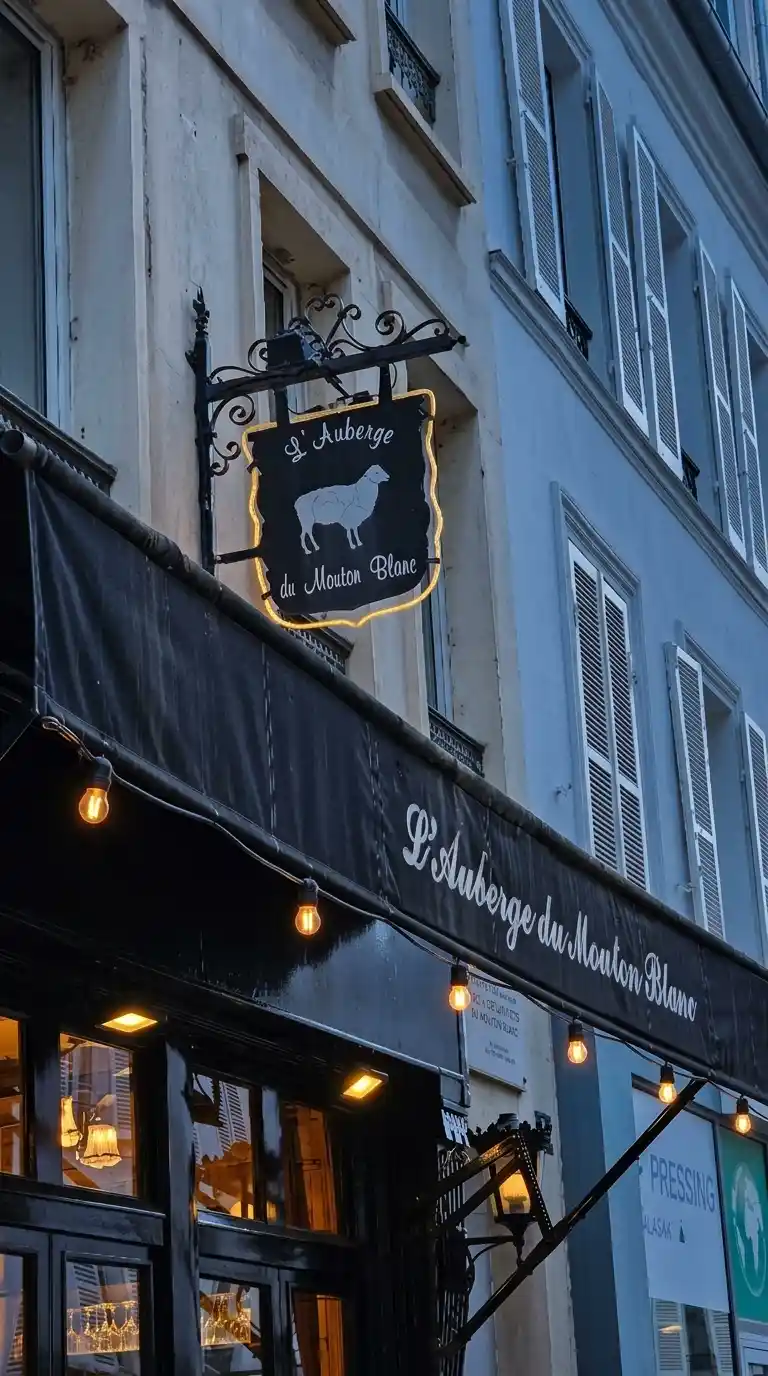 השלט של Auberge du Mouton Blanc ב-40 rue d'Auteuil. צילום: צבי חזנוב