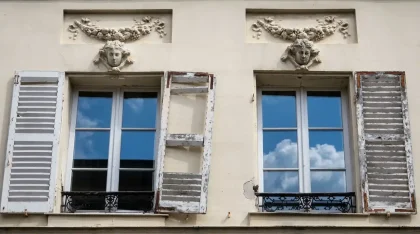 Windows with sculpted masks on rue du Buis in Autun
