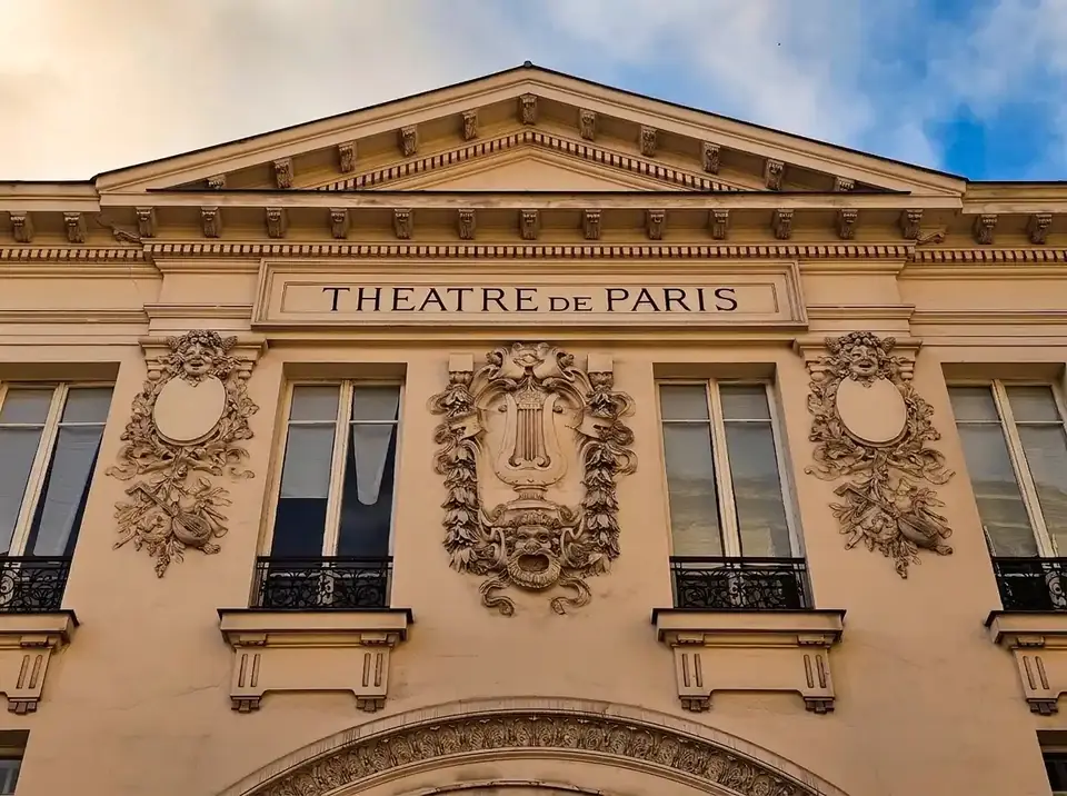 הגמלון של Théâtre de Paris ב-15 rue Blanche