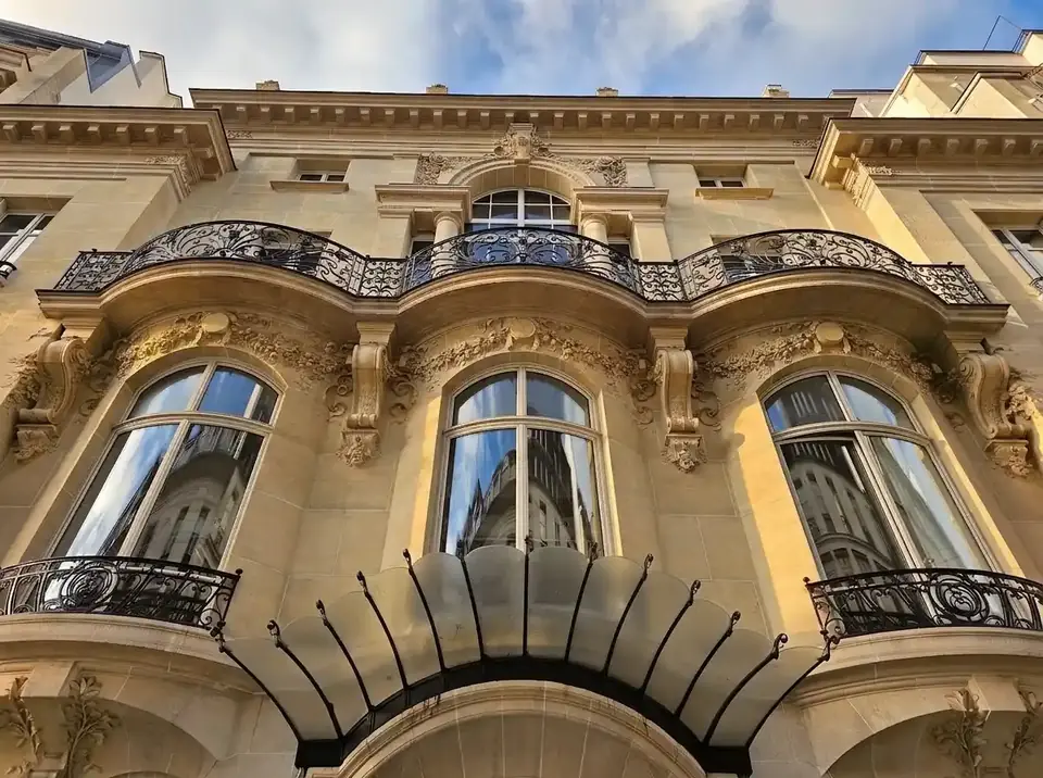 המרפסות המעוקלות של Hôtel de Choudens ב-21 rue Blanche
