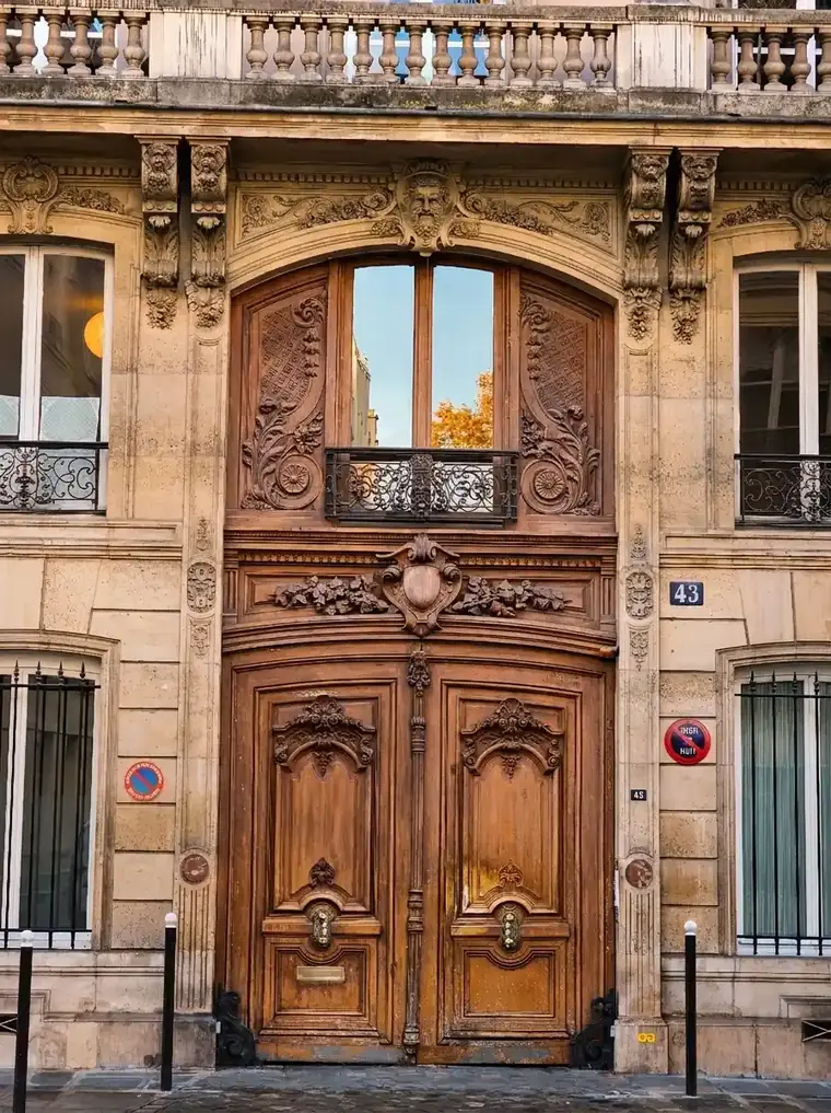 שער העץ המגולף של 43 rue Blanche