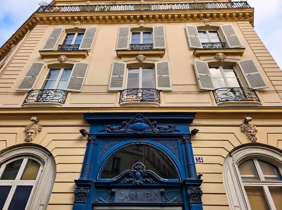 השער של קפה Carmen ב-34 rue Duperré