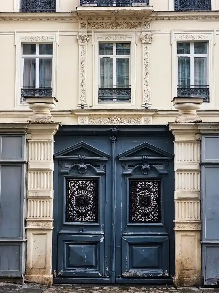 השער של 36 rue Pierre Fontaine מקרוב
