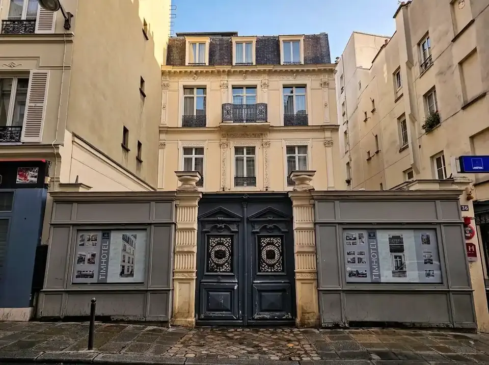 האוטל הנסוג מקו הרחוב ב-36 rue Pierre Fontaine