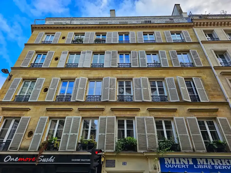 הבניין ב-28 rue Jean-Baptiste-Pigalle
