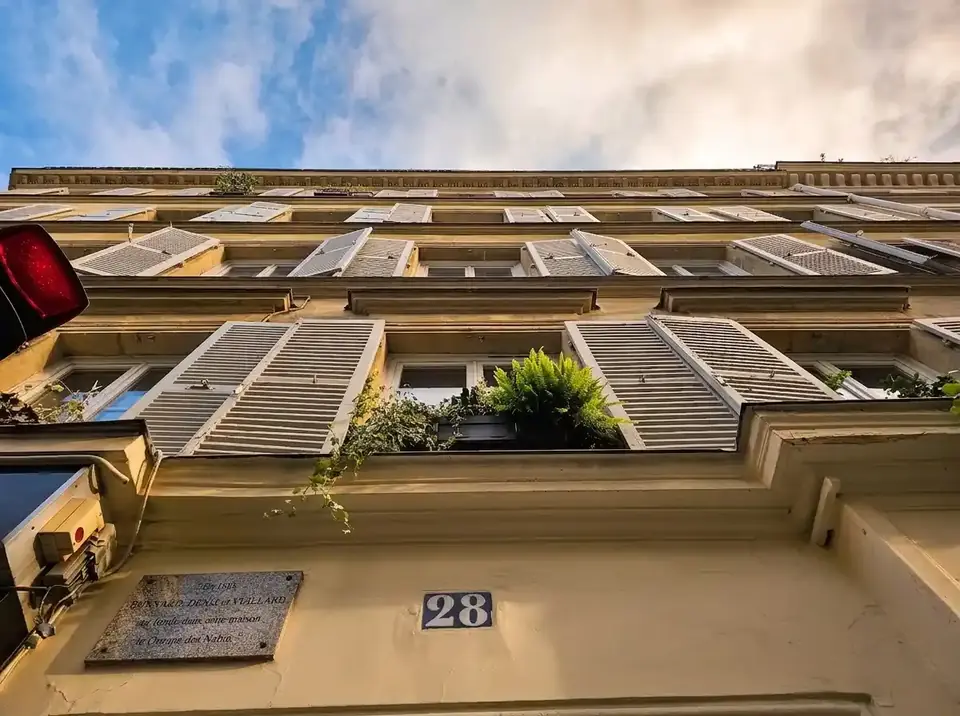לוח הזיכרון של קבוצת הנאבים ב-28 rue Jean-Baptiste-Pigalle