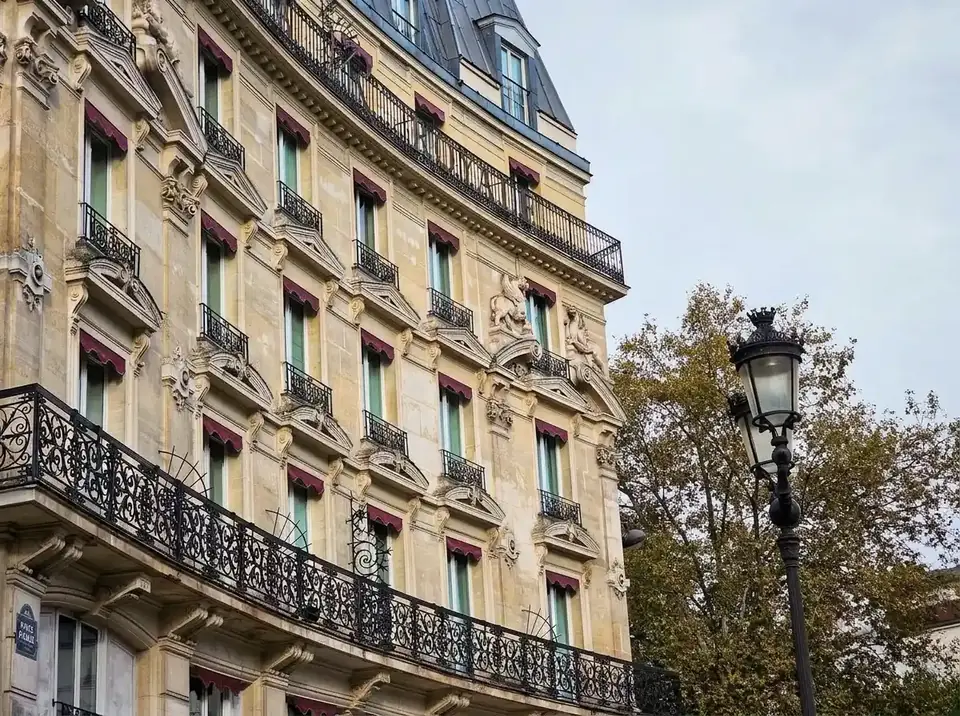 החזית המעוגלת על place Pigalle, עם שלט הכיכר בפינה